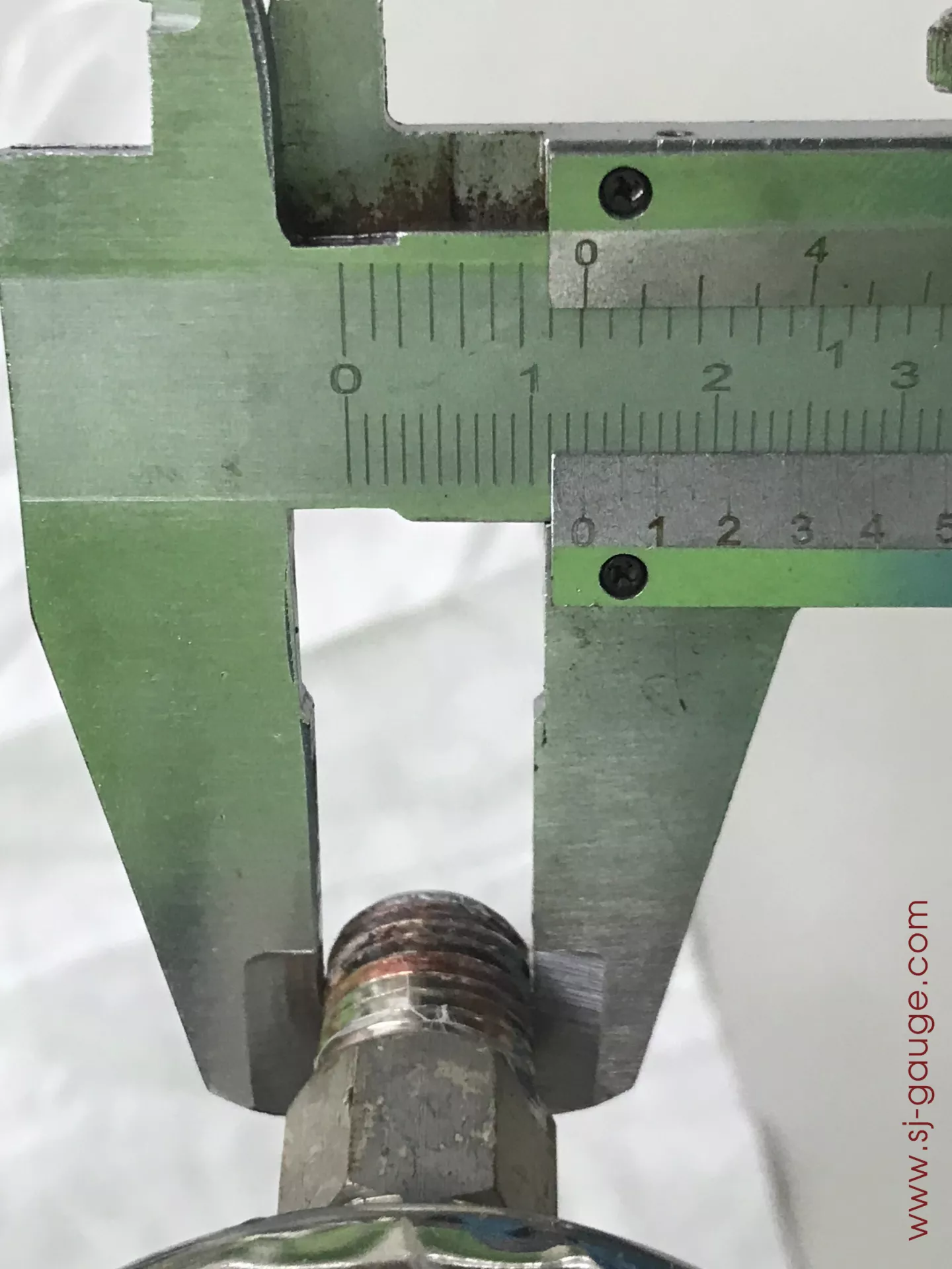 Sử dụng một caliper Vernier để đo kích thước luồng.